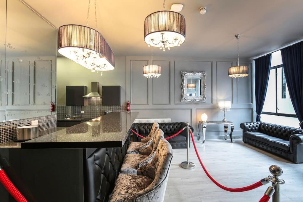 The V.I.P Suite - Sleeps 24! Best For Large Groups ลิเวอร์พูล ภายนอก รูปภาพ