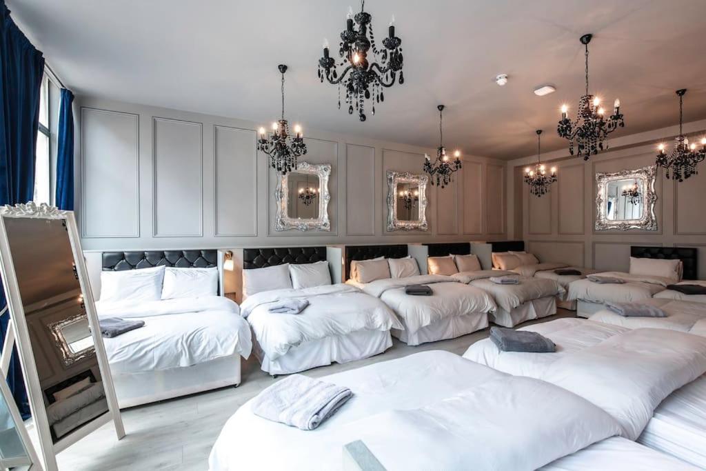 The V.I.P Suite - Sleeps 24! Best For Large Groups ลิเวอร์พูล ภายนอก รูปภาพ