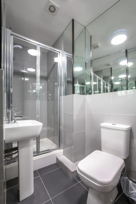 The V.I.P Suite - Sleeps 24! Best For Large Groups ลิเวอร์พูล ภายนอก รูปภาพ