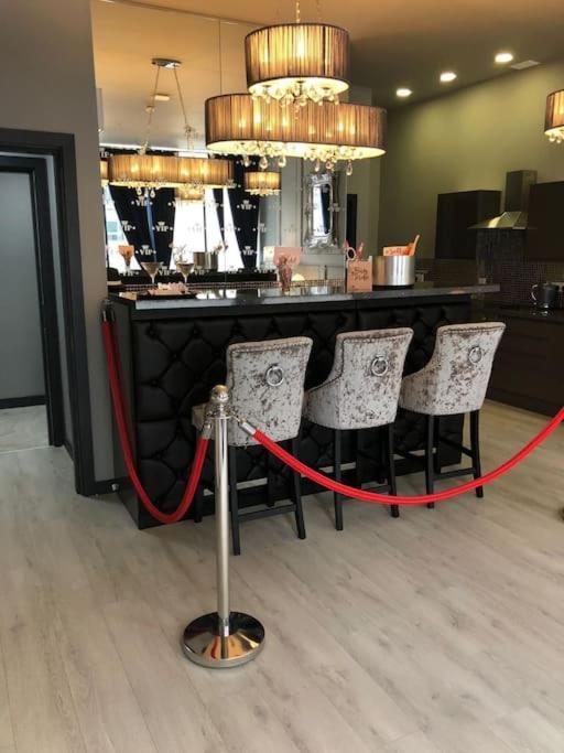 The V.I.P Suite - Sleeps 24! Best For Large Groups ลิเวอร์พูล ภายนอก รูปภาพ