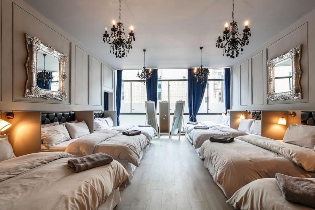 The V.I.P Suite - Sleeps 24! Best For Large Groups ลิเวอร์พูล ภายนอก รูปภาพ